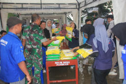 Antusias Warga Trenggalek Serbu Bazar Sembako Murah Koperasi Desa Merah Putih