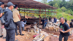 Polri Bongkar Penambangan Ilegal dan Penyelundupan Pasir Timah ke Malaysia, 7 Tersangka Diamankan.