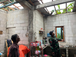 Cegah Gagal Panen, Koptu Harris Bersama Petani Semprot Hama Padi