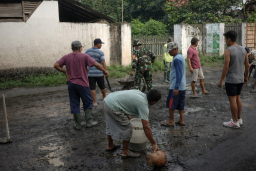 Semangat Gotong Royong, Sertu Aris Bersama Warga Cor Jalan Rusak