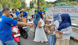 Bisma Madiun Gelar Aksi Sosial Bagi-Bagi Takjil
