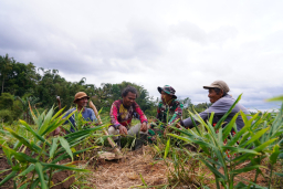 Disela Kesibukan, Satgas TMMD KE-127 Kodim 0808/Blitar Jalin Keakraban Bersama Petani Di Desa Krisik