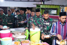 Hangatnya Kebersamaan, Satgas TMMD Ke 127 Kodim Blitar Buka Puasa Dan Tarawih Bersama Ansor Di Desa Krisik