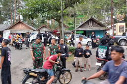 PSHT Bersama TNI-Polri Bagikan Takjil kepada Warga di Trenggalek