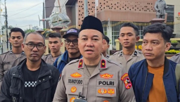 Polri dan Jurnalis Bagikan 1.500 Takjil kepada Masyarakat di Sekitar Mabes Polri.