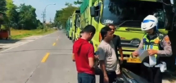 Respon Keluhan Warga, Satlantas Polres Bangkalan Tindak Truk Parkir Sembarangan di Depan Stadion Kerapan Sapi