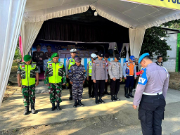 TNI–Polri Bersama Instansi Terkait Amankan Pos Pam Idul Fitri di Pertigaan JLS Besuki.