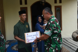 Rumah Anggotanya Ludes Terbakar, Danrem Untoro Beri Bantuan