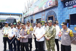 Kapolri Tinjau Terminal Purabaya Didampingi Pangdam V/Brawijaya Pastikan Keamanan Mudik Lebaran