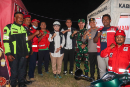 Aksi Heroik Satlantas Polres Gresik, Antarkan Pasutri Asal Situbondo yang Ketinggalan Bus Mudik