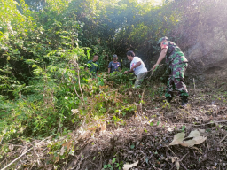 Sinergi TNI Dan Warga, Jumat Bersih Di Gunung Gundul Berjalan Semarak