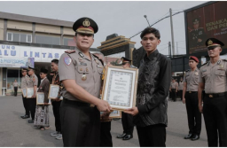 Rendy Kurniawan Mendapatkan Piagam Penghargaan Dari Kalpolres Lamongan.
