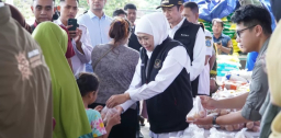 Gubernur Khofifah dan Bupati Lamongan Tinjau Operasi Pasar Murah di Sukodadi Jaga Stabilitas Harga Jelang Lebaran
