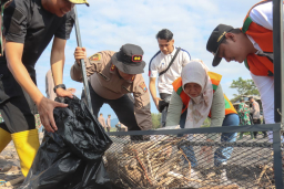 Polres Lumajang Bersama Pemda Gelar Aksi Bersihkan Pantai Bambang