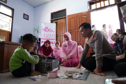 Hari Jadi YKB ke-46, Kapolres Bojonegoro Beri Hadiah Laptop Bocah Jago Perbaiki Elektronik