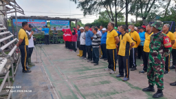 Sambut Hari Bumi 2026, Polsek Asemrowo Bersihkan Kampung Warna-Warni Tambat Labuh Shontoh Laut Surabaya