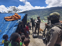 Satgas Damai Cartenz Laksanakan Patroli dan Layanan Kesehatan di Pengungsian Gigobak Sinak