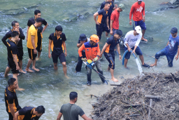 Gerakan Indonesia ASRI : Polres Ngawi Bersihkan Aliran Sungai di Jembatan Purba