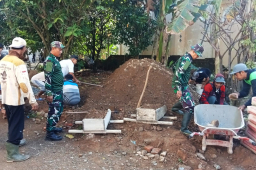 Gotong Royong TNI dan Warga Munjungan Perkuat Jalan Antar Dusun Penopang Ekonomi Desa