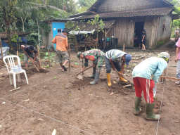 Kepedulian TNI, Babinsa Wlingi Bantu Pembangunan Pondasi Rumah Bapak Sugino