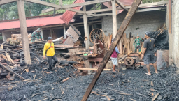 TNI Bersama Warga Gotong Royong Bersihkan Lokasi Penggergajian Pasca Kebakaran