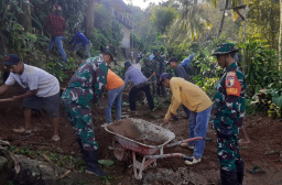 Setelah Tertutup Longsor, Akses Dusun Ngukir Kembali Terbuka Berkat Gotong Royong TNI dan Warga