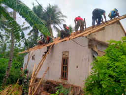 Sinergi Babinsa Dan Warga, Gotong Royong Perbaiki Atap Rumah Bapak Sukardi