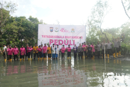 Sambut HUT ke-46, YKB Tanjung Perak Tanam Mangrove dan Gelar Baksos di Kalianak
