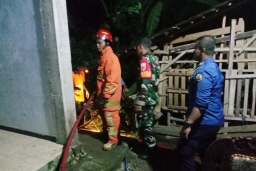 Aksi Cepat Babinsa dan Damkar Padamkan Kebakaran Kandang di Trenggalek