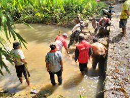 Antisipasi Banjir, Babinsa Koramil Bakung Ajak Warga Kerja Bakti Bersihkan Sungai