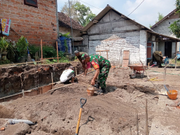Wujud Kemanunggalan TNI Dan Rakyat, Babinsa Bence Bantu Gali Pondasi Rumah Warga