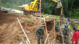 Gotong Royong TNI dan Warga Percepat Pembangunan Jembatan Garuda di Pagerwojo