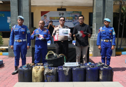 *Polda Jatim Gagalkan Penyelundupan Solar Subsidi ke Kalimantan, Tersangka Asal Blora Diamankan*