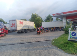 Kelangkaan Solar di Lamongan Picu Kemacetan, Antrean Truk Mengular di SPBU Plaosan Babat
