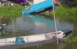 Kecelakaan Melibatkan Satu Unit Mobil Elf Hinga Masuk Ke Sungai