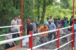 Polres Blitar Kota bersama Warga Bangun Jembatan Merah Putih Presisi Penggerak Ekonomi Desa