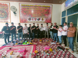SERAH TERIMA SK DARI KETUA MADAS Serumpun DPD JATIM R. ZAINAL FATAH KE KETUA DPC PROBOLINGGO RAYA YANG BARU H. SAMSUL