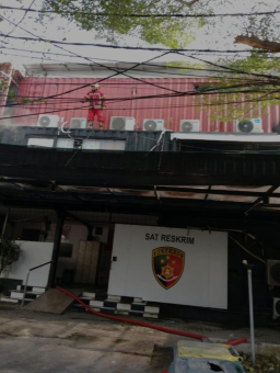 Asap Membumbung dari Lantai Tiga, Ruang Arsip Polres KP3 Tanjung Perak Nyaris Dilalap Api