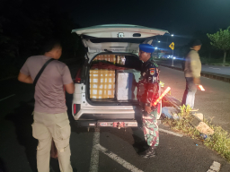 Tim SFQR Lanal Batuporon Amankan 311 Ball Rokok Diduga Ilegal, Diserahkan ke Bea Cukai