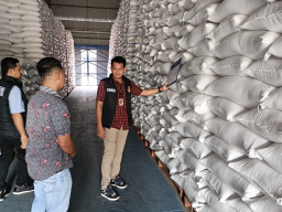 Satgas Pangan Polres Ngawi Cek Gudang Bulog Pastikan Stok Beras dan Jagung Aman