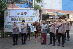 Polres Pelabuhan Tanjung Perak Salurkan Hewan Kurban di Hari Raya Iduladha 1447 H