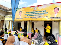 Muscam Partai Golkar Negeri Besar, Dr Darlian Pone Lantik Asmawati sebagai Ketua Pimpinan Kecamatan