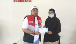 Ketua Umum KWI Umar Hayat Tunjukkan Kepedulian, Berikan Santunan untuk Keluarga Bapak Mahmud
