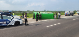 Polres Lamongan Evakuasi Korban Lakalantas di JLU Deket, Enam Penumpang Elf Luka-luka