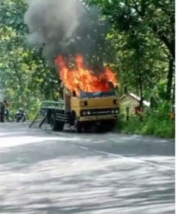 Gerak Cepat Polsek Kedungpring Evakuasi Truk Terbakar Di Jalur