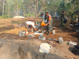 Bangun Fasilitas MCK, Babinsa Desa Binangun Gotong Royong Bantu Warga Demi Tingkatkan Sanitasi Lingkungan