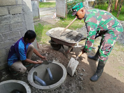Babinsa Sumberboto Bantu Warga Bangun MCK, Wujud Kepedulian Dan Kebersamaan