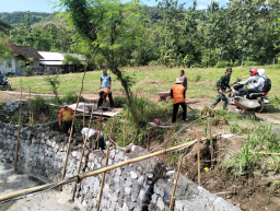 Gotong Royong TNI–Warga Percepat Pembangunan Jembatan Garuda Klampok 02