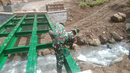 Babinsa Gotong Royong Bersama Warga Percepat Pembangunan Jembatan Garuda