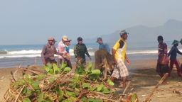 TNI dan Warga Gotong Royong Bersihkan Pantai Blado di Trenggalek